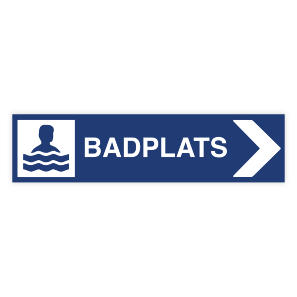 Badplats pil höger-skylten har storleken 1000x250mm och tillverkas i materialet Aluminium 2mm. Denna standardskylt kan anpassas så att du kan skapa din egen version av skylten.