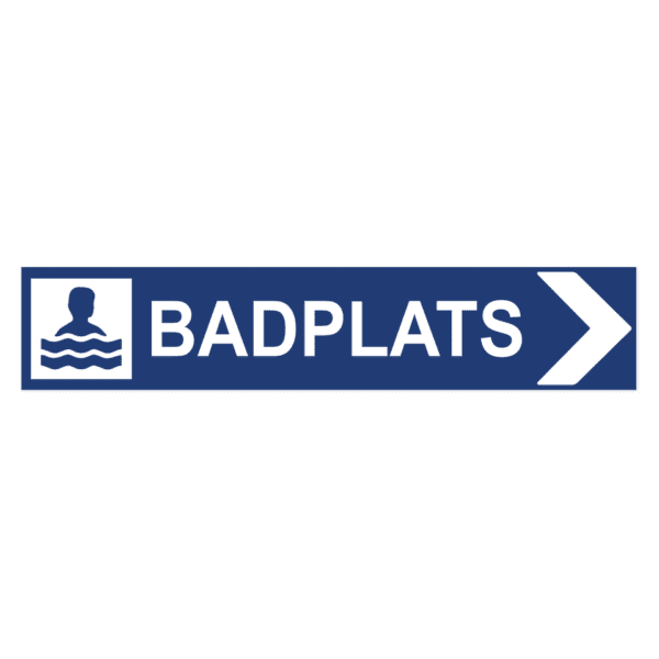 Badplats pil höger-skylten har storleken 750x150mm och tillverkas i materialet Aluminium 0.7mm. Denna standardskylt kan anpassas så att du kan skapa din egen version av skylten.